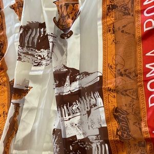 Woman’s scarf with II Alain design